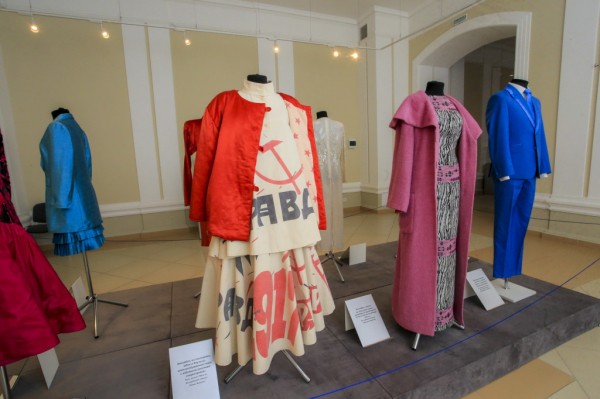 Афиша выходных: ёлка-маркет, модная выставка и книжный гид Афиша выходных: ёлка-маркет, модная выставка и книжный гид