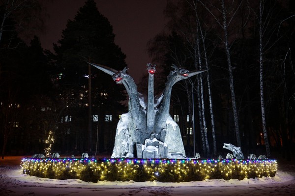 Змей Горыныч в новосибирском сквере стал огнедышащим Змей Горыныч в новосибирском сквере стал огнедышащим