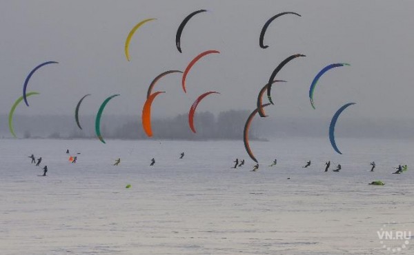На лыжах под парусом: на Обском море проходят соревнования по сноукайтингу