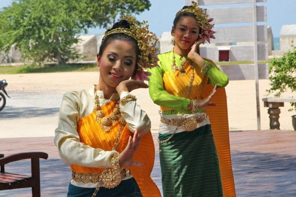 Афиша выходных: ночь в метро, несерьёзное кино и свистопляска в музее Афиша выходных: ночь в метро, несерьёзное кино и свистопляска в музее