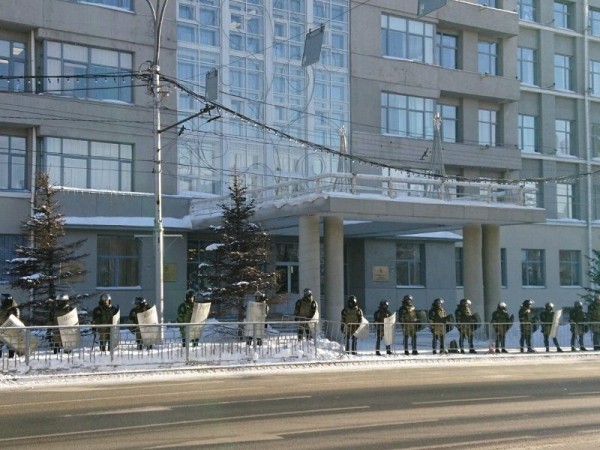 Первые задержания на митинге в поддержку Навального в Новосибирске начались еще на подходе к месту сбора