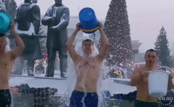 20 моржей облили себя водой на площади Ленина в -35 мороза 20 моржей облили себя водой на площади Ленина в -35 мороза