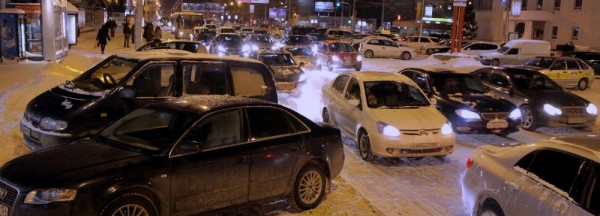 Вечерняя пробка образовалась на улице Большевистской из-за массового ДТП Вечерняя пробка образовалась на улице Большевистской из-за массового ДТП