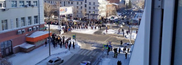 Сотни новосибирцев вышли на несогласованную акцию в центр города Сотни новосибирцев вышли на несогласованную акцию в центр города