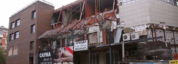 Пристройка к бывшему кинотеатру «Космос» загорелась на Богдашке Пристройка к бывшему кинотеатру «Космос» загорелась на Богдашке