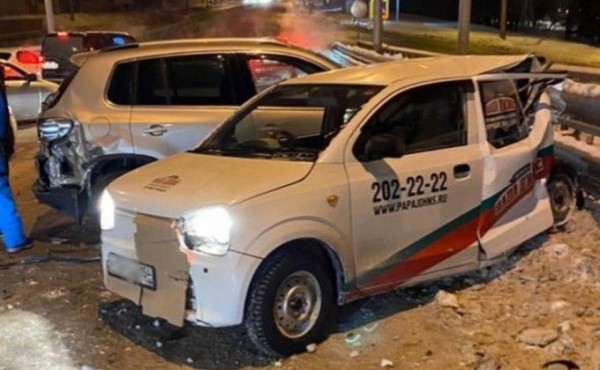 В ночное ДТП попали Mercedes, такси и развозчик пиццы