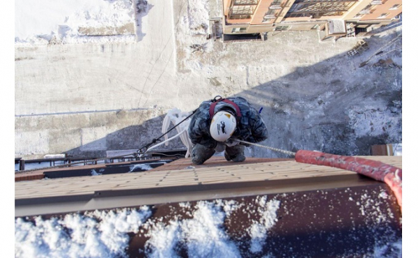 &laquo;Боюсь всегда, когда выхожу на веревку&raquo; - как промальпинисты моют небоскребы