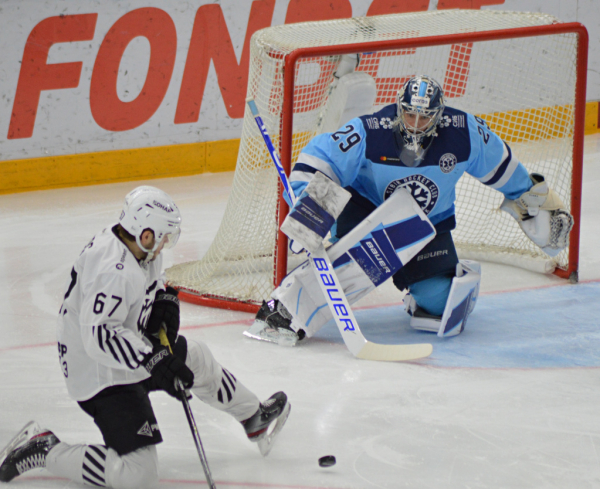 Кулаками хоккейная «Сибирь» разобралась с «Трактором» Кулаками хоккейная «Сибирь» разобралась с «Трактором»