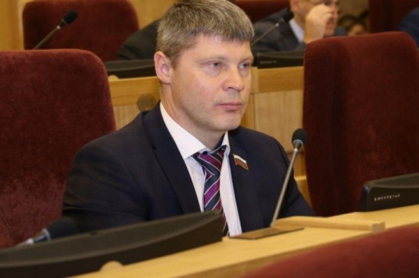 Заграничные квартиры и пачки денег нашли у депутата Заксобрания Валентина Сичкарева