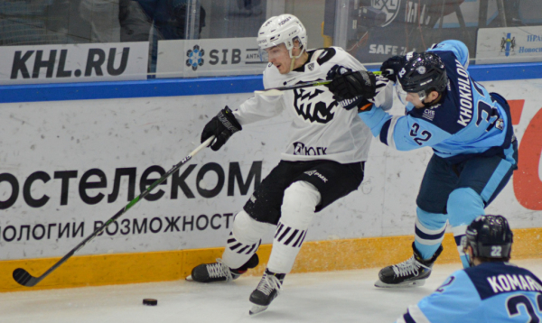 Кулаками хоккейная «Сибирь» разобралась с «Трактором» Кулаками хоккейная «Сибирь» разобралась с «Трактором»