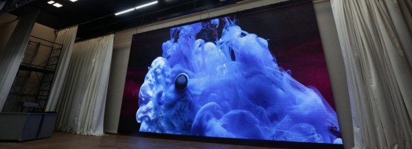 Актовый зал с большим экраном открыли в центре «Юниор» в Новосибирске Актовый зал с большим экраном открыли в центре «Юниор» в Новосибирске