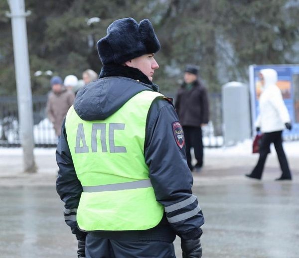 Студенты и школьники патрулируют улицы с экипажами ДПС Студенты и школьники патрулируют улицы с экипажами ДПС