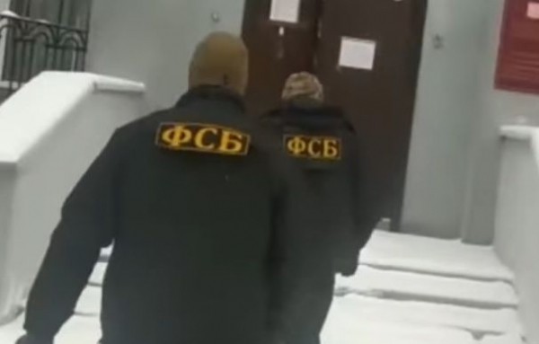 СК и ФСБ показали задержание подозреваемого в призывах к массовым беспорядкам новосибирца