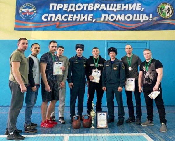 Кто сильнее? В Новосибирске прошли соревнования по гиревому спорту среди пожарных и спасателей