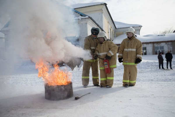 Борьба с огнем, спасение жизни, встреча с воином-интернационалистом и собаками-спасателями. Урок мужества прошел в кадетском классе
