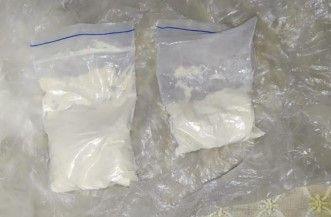 Наркодилеров с героином, боевым оружием и наручниками задержали в Новосибирске