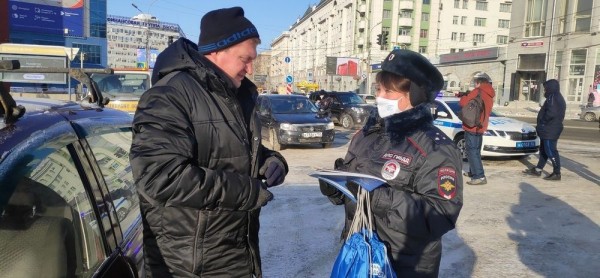 В Новосибирске сотрудницы Госавтоинспекции поздравили мужчин &ndash; автомобилистов с Днем защитника Отечества