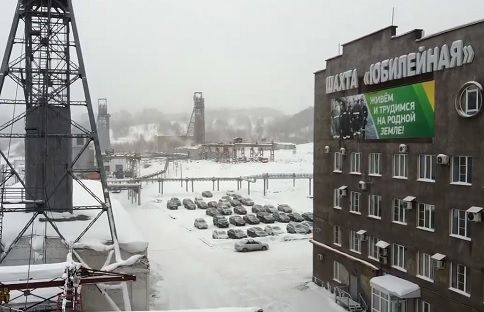 На месте обрушения на шахте в Кузбассе работают прокуроры и следователи