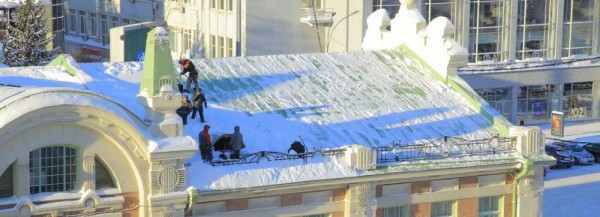 Резкая оттепель заставила альпинистов выйти на крыши в Новосибирске Резкая оттепель заставила альпинистов выйти на крыши в Новосибирске