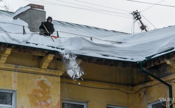 Снежные лавины с крыш травмировали четырех жителей Новосибирска Снежные лавины с крыш травмировали четырех жителей Новосибирска