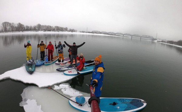 Угнали льдину с Оби пловцы на досках