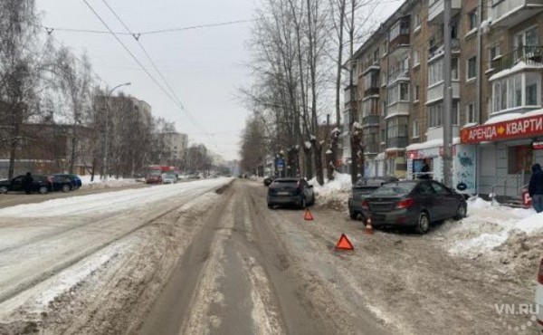 Нечищеные дороги испортили лицо женщине за рулем на Блюхера Нечищеные дороги испортили лицо женщине за рулем на Блюхера