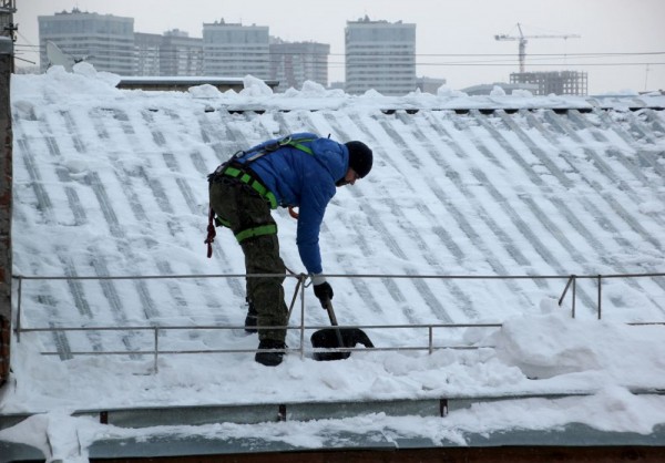 Перепады температуры воздуха увеличивают риск травмирования людей из-за падающего снега и сосулек Перепады температуры воздуха увеличивают риск травмирования людей из-за падающего снега и сосулек