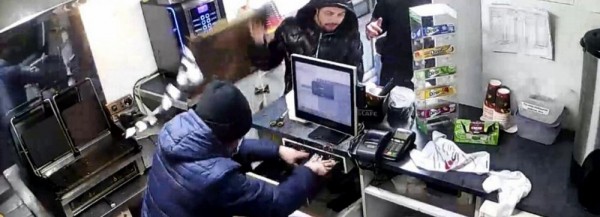 Продавца шаурмы в Новосибирске избили ради 3000 рублей Продавца шаурмы в Новосибирске избили ради 3000 рублей