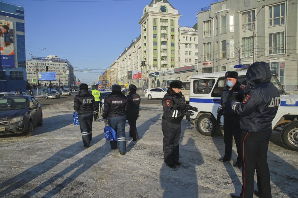 Подарки вместо штрафов вручили сотрудницы ГИБДД новосибирским водителям