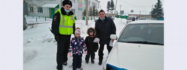 Самые юные жители Новосибирской области и сотрудники Госавтоинспекции напомнили взрослым участникам дорожного движения о культуре поведения на дороге