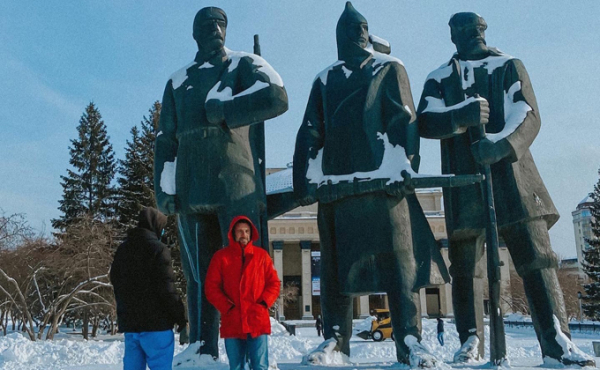 Красными пельменями накормили ведущего &laquo;Поедем, поедим!&raquo; в Новосибирске 