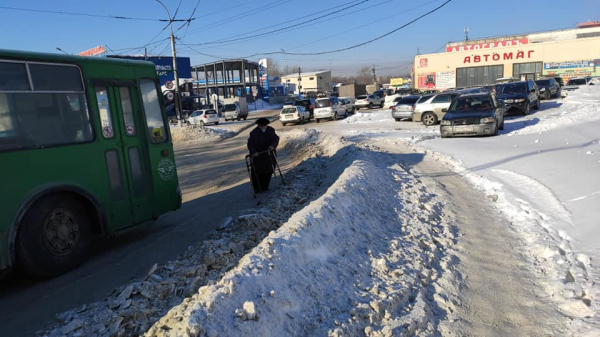 Фото бабушки на ходунках стало символом уборки снега в Новосибирске 