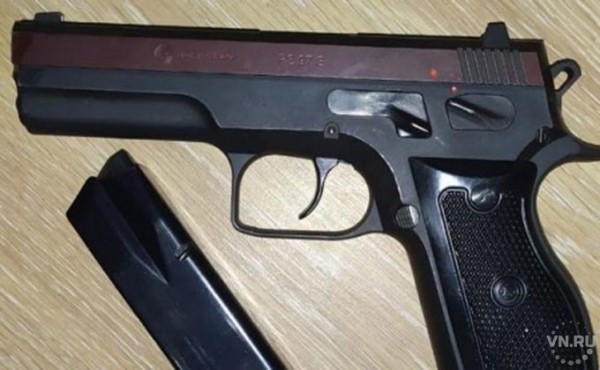 Редкий пистолет нашли бойцы "Грома" у наркоторговцев Редкий пистолет нашли бойцы "Грома" у наркоторговцев