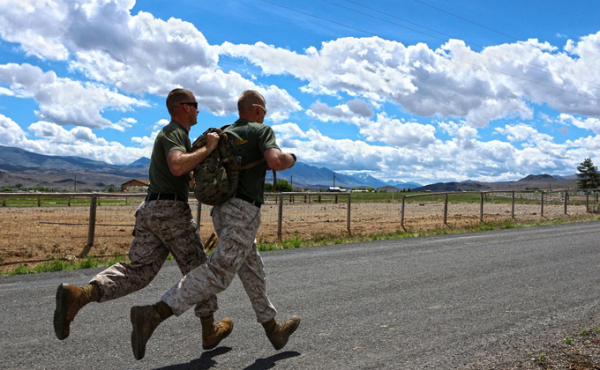 Шарф цвета хаки: мода на милитари захлестнула Новосибирск