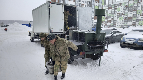 В очередь за солдатской кашей встали жители &laquo;Чистой Слободы&raquo; 