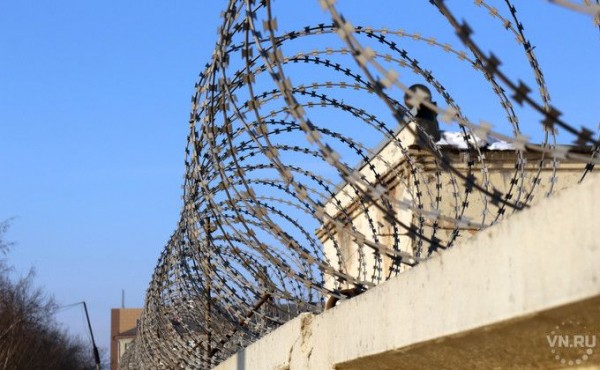 Осужденным разрешили убрать руки из-за спины