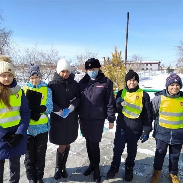 В Новосибирской области ЮИДовцы и сотрудники ГИБДД провели для школьников и родителей акцию &laquo;В школу по безопасной дороге!&raquo;