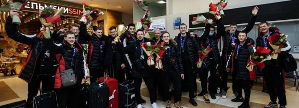 Блеск победы: молодёжный «Локомотив» привёз Новосибирск кубок чемпиона Блеск победы: молодёжный «Локомотив» привёз Новосибирск кубок чемпиона