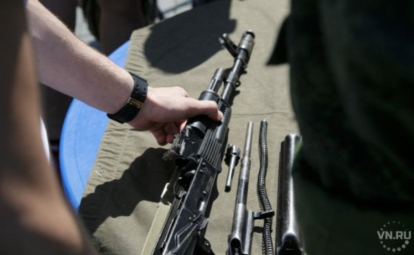 Видеоблогера с автоматом задержала полиция в Новосибирске