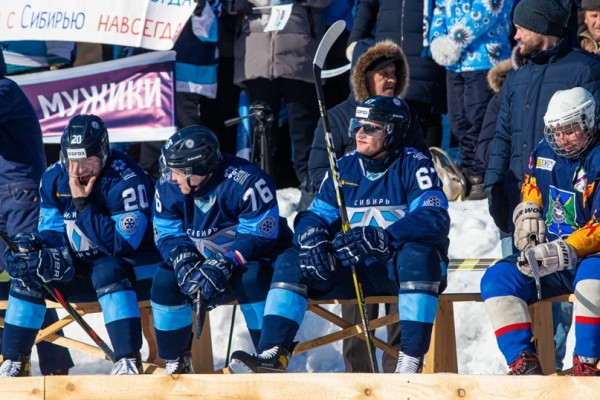 "Снеговик в упряжке и лёд своими руками. "Сибирь" сыграла на реке" "Снеговик в упряжке и лёд своими руками. "Сибирь" сыграла на реке"