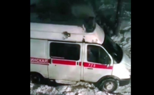 Три скорые намертво увязли в снегу, выехав на инсульт в Новосибирске Три скорые намертво увязли в снегу, выехав на инсульт в Новосибирске