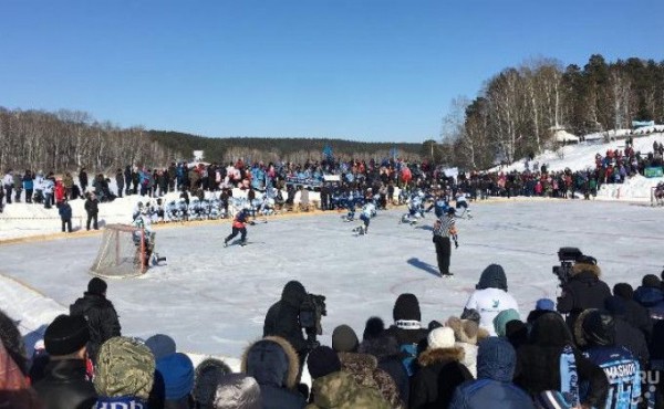 Матч хоккейной &laquo;Сибири&raquo; начался на льду реки Орда