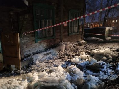 На управляющую компанию завели уголовное дело после падения куска наледи на подростка в Новосибирске На управляющую компанию завели уголовное дело после падения куска наледи на подростка в Новосибирске