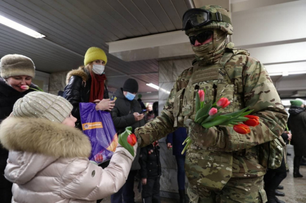«Вежливые люди» дарили женщинам тюльпаны в метро Новосибирска «Вежливые люди» дарили женщинам тюльпаны в метро Новосибирска