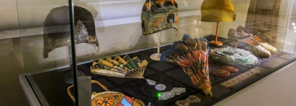 Витрины с&nbsp;восхитительными нарядами и&nbsp;куклами появились в&nbsp;фойе НОВАТа