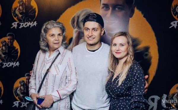 Кудрявый ди-джей Вася смутил пожилую фанатку Давы из Новосибирска