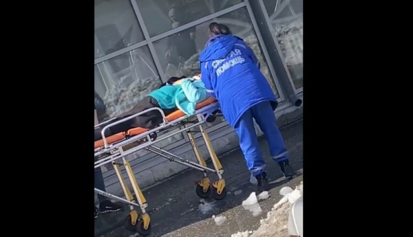 Глыба льда рухнула с крыши пятиэтажки на голову пенсионерки в городе Обь