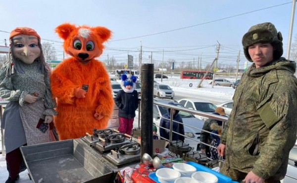 &laquo;Галамарт&raquo; угостил жителей Новосибирска на полевой кухне 23 февраля