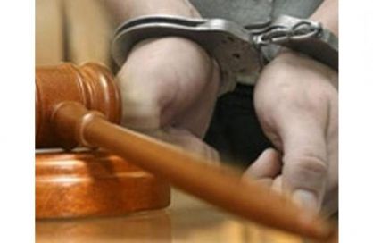 В Новосибирске четверо обвиняемых, избивших женщину-таксиста и угнавших ее автомобиль, предстали перед судом