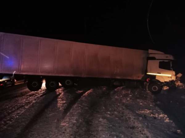 Родители с ребенком погибли в ДТП с КАМАЗом под Новосибирском Родители с ребенком погибли в ДТП с КАМАЗом под Новосибирском